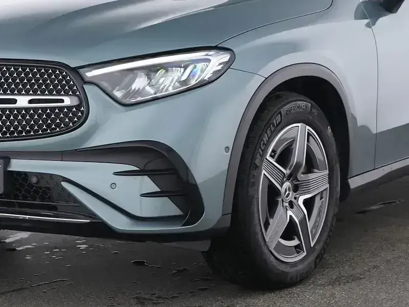 Gebraucht Mercedes GLC300 AMG 258 PS (189 kW) 2025 Metalliclack verdesilber SUV