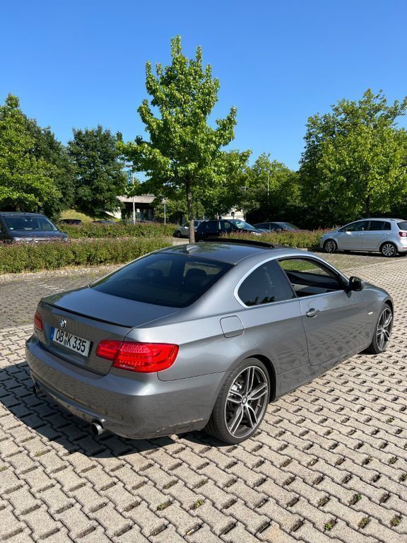 Grau Gebraucht 2010 BMW 335 M Performance Coupé | 11.900 € - Bild 1/4