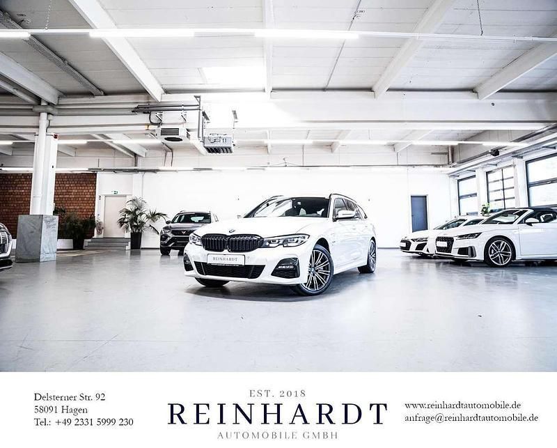Alpinweiss iii Gebraucht 2021 BMW 330e M Sport Kombi | 30.255 € - Bild 1/3