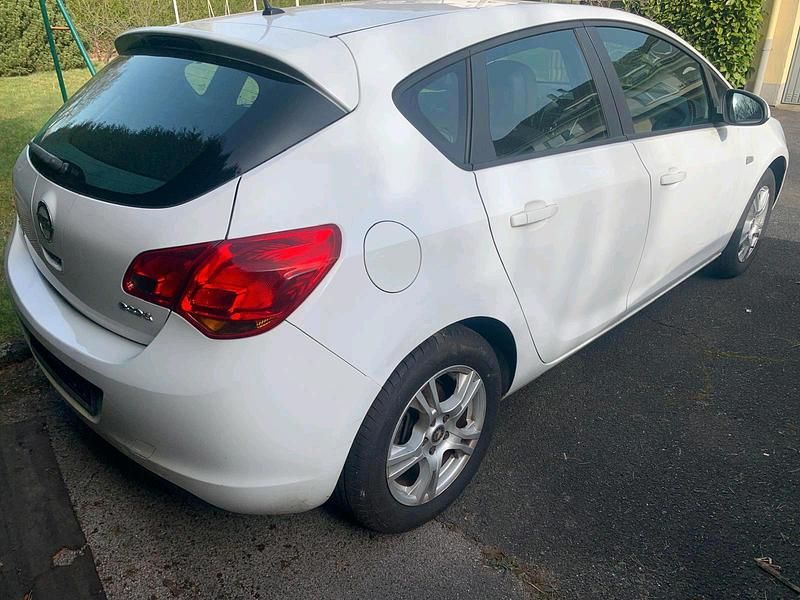 Second-hand Opel Astra 90 CP (66 kW) 2011 Hatchback