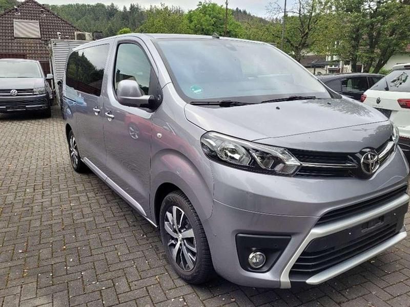 Silber metallic Gebraucht 2023 Toyota Proace Verso Team Kombi | 39.990 € (Guter Preis) - Bild 1/3