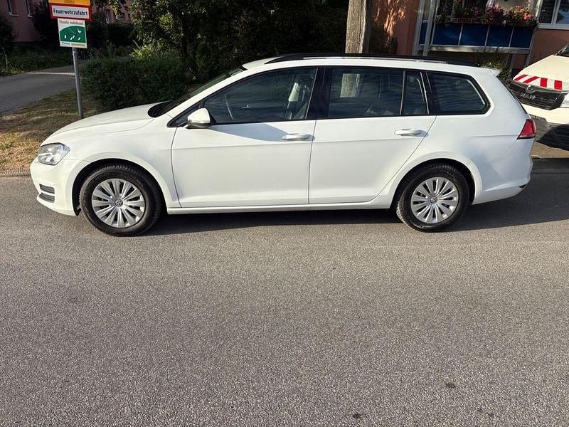 Weiß Gebraucht 2015 VW Golf VII Trendline Kombi | 7.700 € (Etwas zu teuer) - Bild 1/4