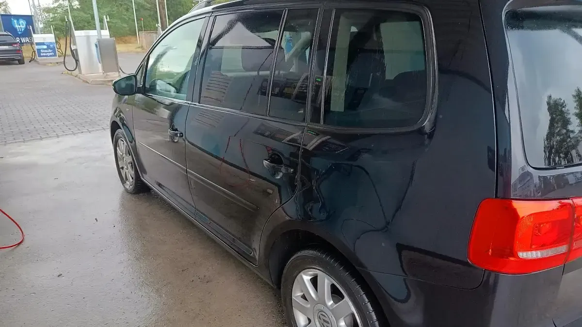 Gebraucht VW Touran Cup 105 PS (77 kW) 2015 Schwarz Van / Kleinbus