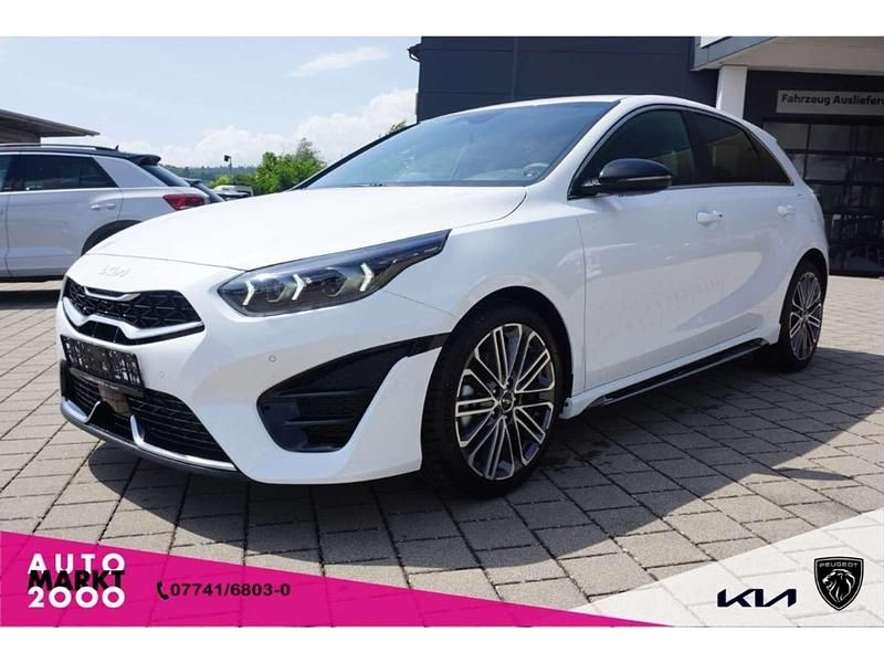 Deluxeweiss metallic Neu 2025 Kia Ceed GT GT-Line Limousine | 31.680 € - Bild 1/4