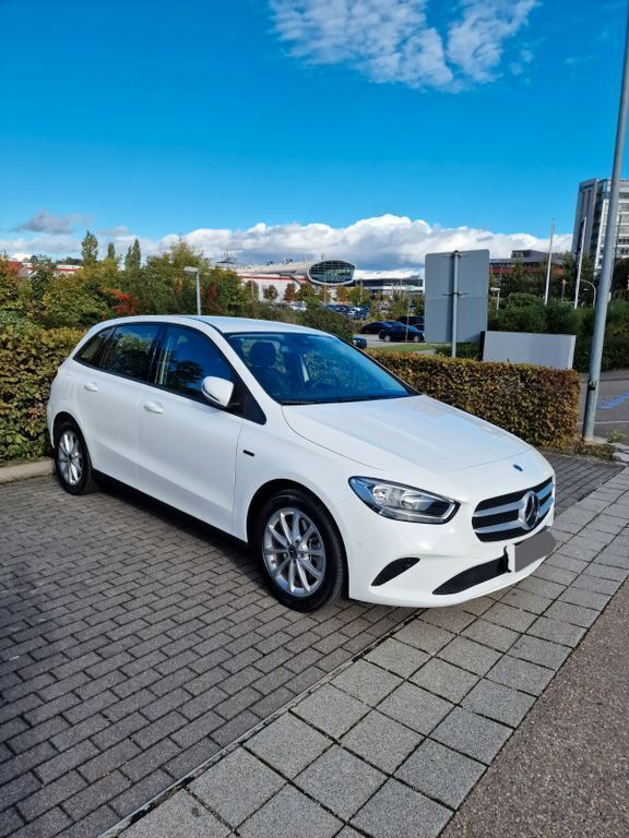 Weiß Gebraucht 2021 Mercedes B250e Van / Kleinbus | 22.999 € (Guter Preis) - Bild 1/4