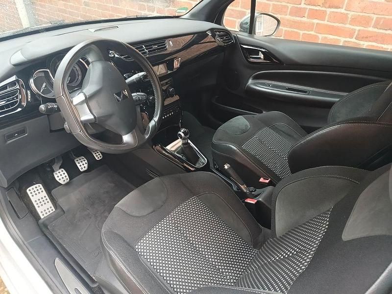 Weiß Gebraucht 2010 Citroën DS3 So Chic Kleinwagen | 3.150 € (Guter Preis) - Bild 1/4