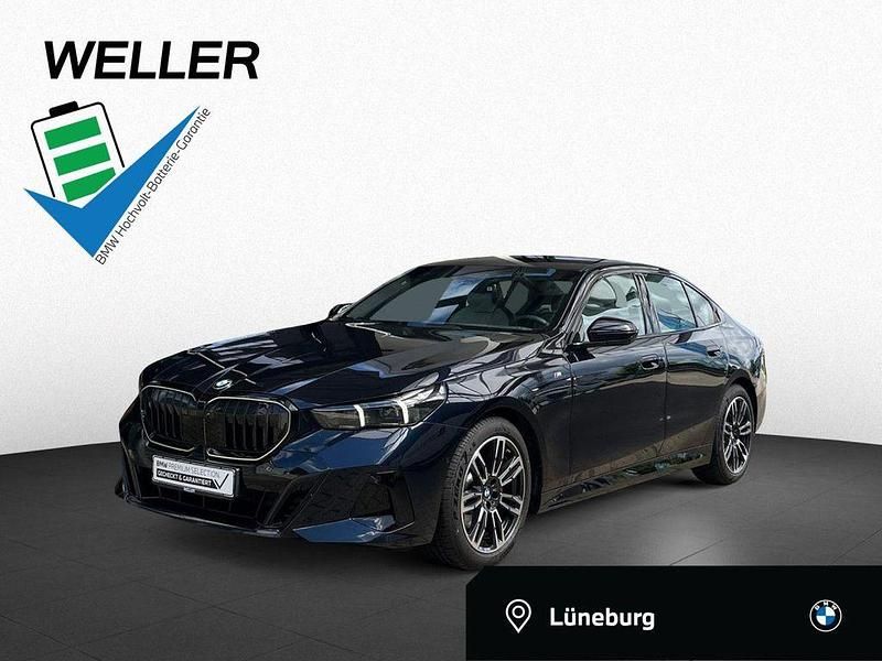 Carbonschwarz (schwarz) Gebraucht 2024 BMW 520 Shadowline Limousine | 51.990 € (Fairer Preis) - Bild 1/4