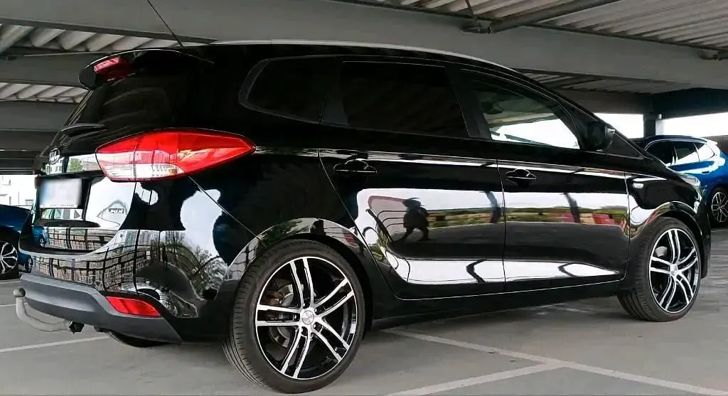 Gebraucht Kia Carens 140 PS (102 kW) 2015 Schwarz Van / Kleinbus