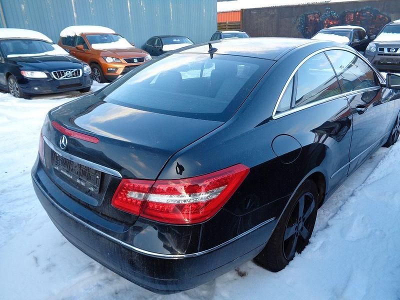 Gebraucht Mercedes E200 184 PS (135 kW) 2011 Schwarz Coupé