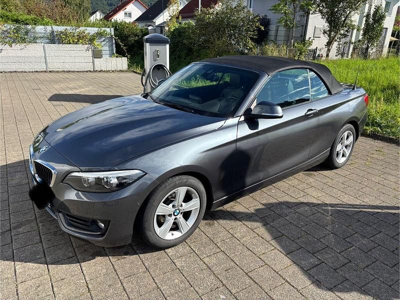 Grau Gebraucht 2018 BMW 218 Luxury Line Cabrio | 22.900 € (Teuer) - Bild 1/4