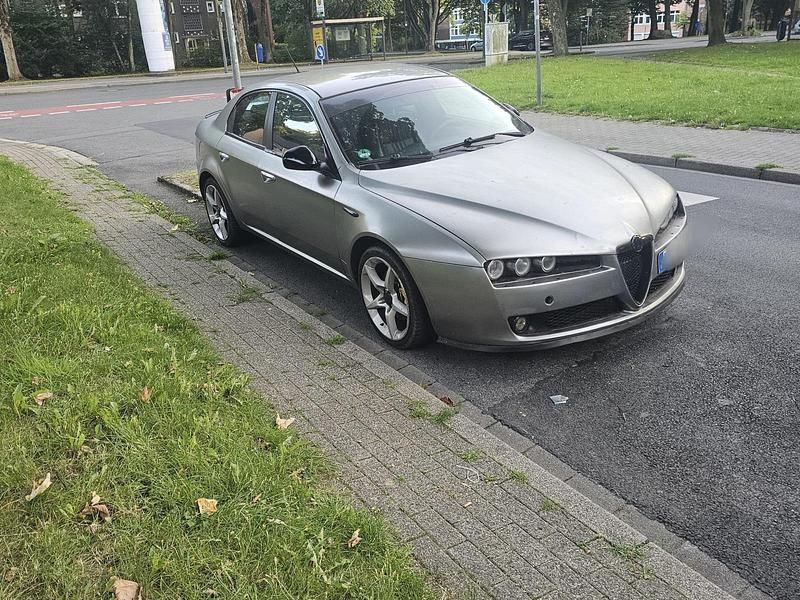 Grau Gebraucht 2006 Alfa Romeo 159 Limousine | 2.200 € (Fairer Preis) - Bild 1/4