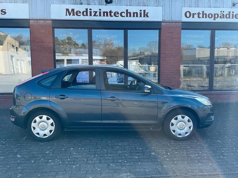 Gebraucht Ford Focus Style 101 PS (74 kW) 2010 Grau Limousine