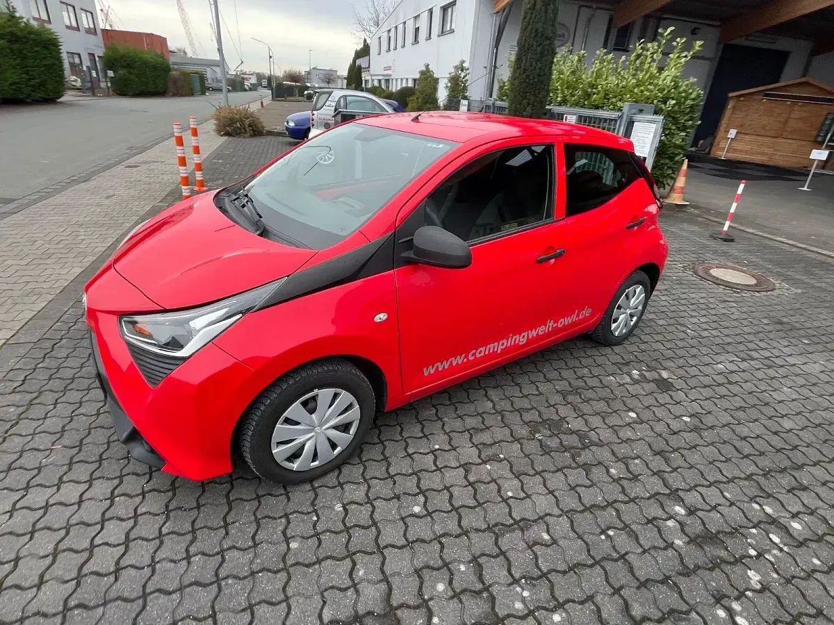 Używany Toyota Aygo 72 KM (52 kW) 2019 Czerwony Hatchback