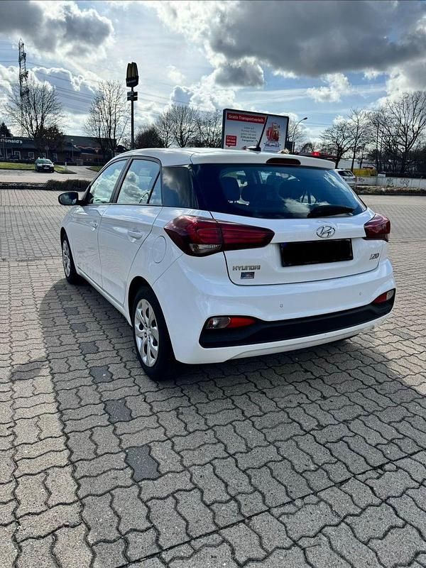 Gebraucht Hyundai i20 Select 84 PS (61 kW) 2019 Weiß Kleinwagen