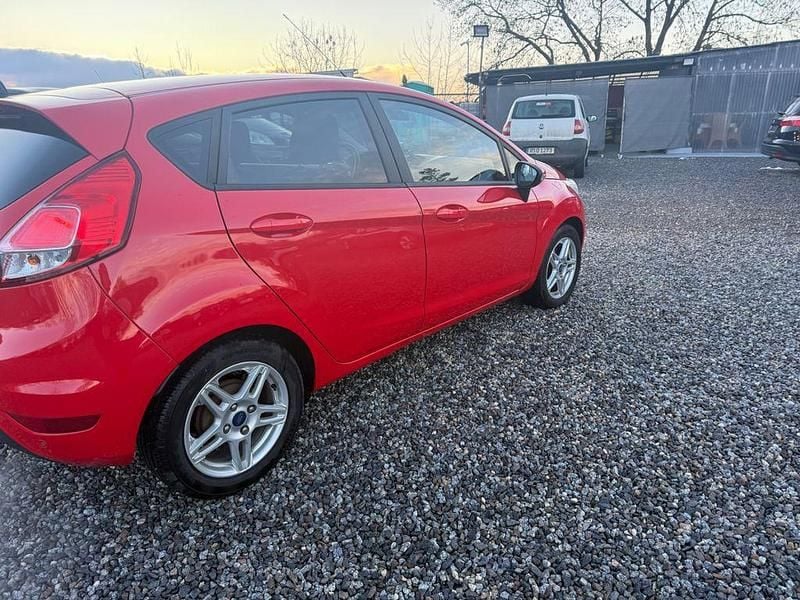 Gebraucht Ford Fiesta Trend 101 PS (74 kW) 2017 Rot Limousine