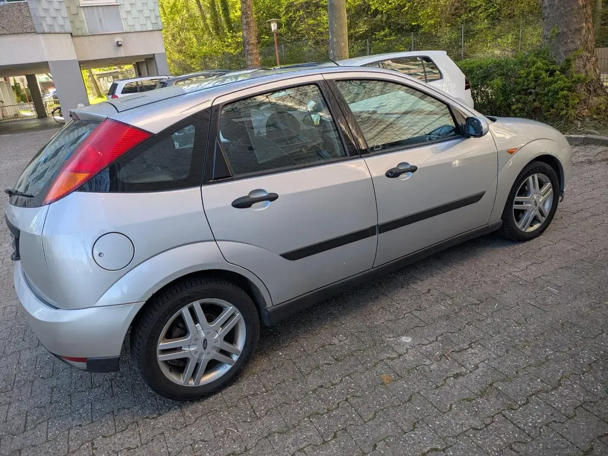 Gebraucht Ford Focus 115 PS (84 kW) 2001 Silber Limousine