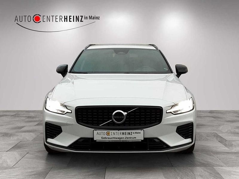 Gebraucht Volvo V60 Plus 455 PS (334 kW) 2022 Crystal white pearl / metallic Kombi