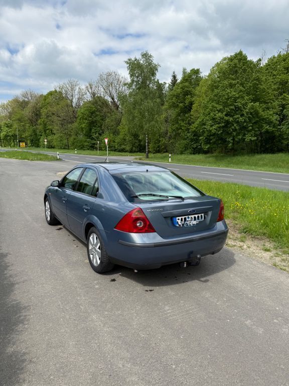 Grau Gebraucht 2002 Ford Mondeo Ghia Limousine | 1.000 € (Superpreis) - Bild 1/4