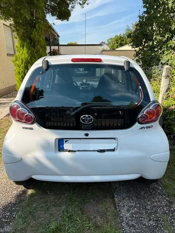 Gebraucht Toyota Aygo 68 PS (50 kW) 2013 Weiß Kleinwagen