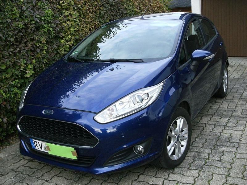Blau Gebraucht 2017 Ford Fiesta Celebration Kleinwagen | 5.200 € (Guter Preis) - Bild 1/4