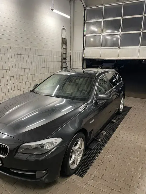 Gebraucht BMW 530 245 PS (180 kW) 2010 Grau Kombi