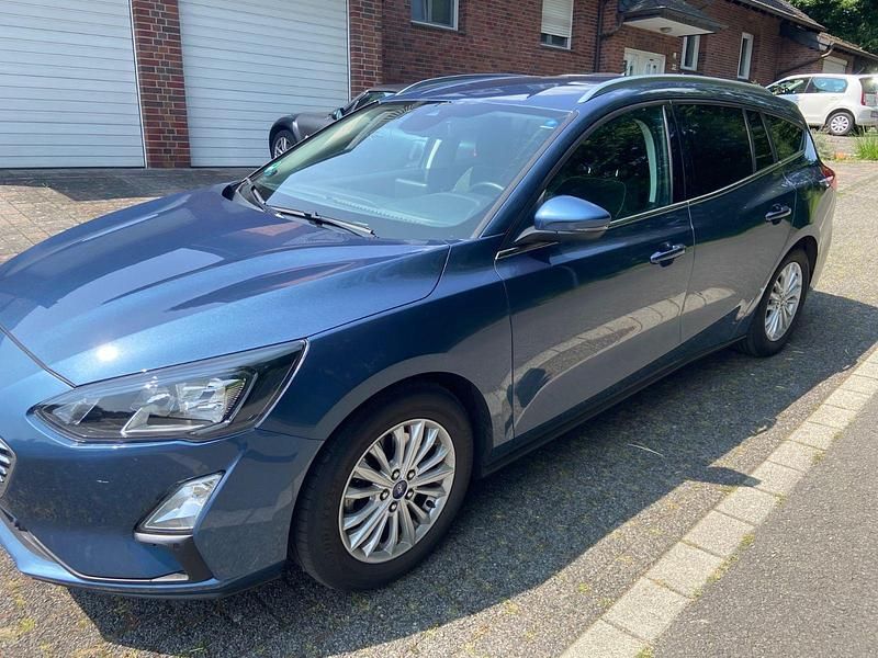 Blau Gebraucht 2021 Ford Focus Titanium Kombi | 15.300 € (Fairer Preis) - Bild 1/4