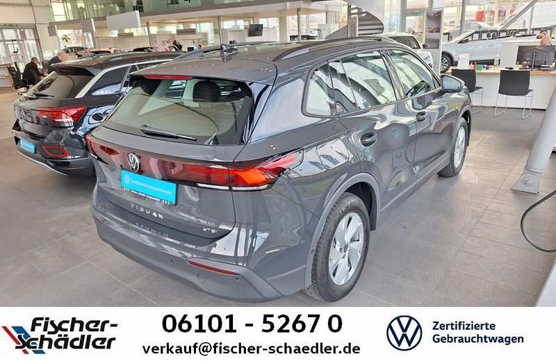 Gebraucht VW Tiguan Basis 131 PS (96 kW) 2025 Uranograu SUV