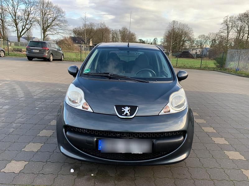 Grau Gebraucht 2008 Peugeot 107 Urban Move Kleinwagen | 2.250 € (Fairer Preis) - Bild 1/4