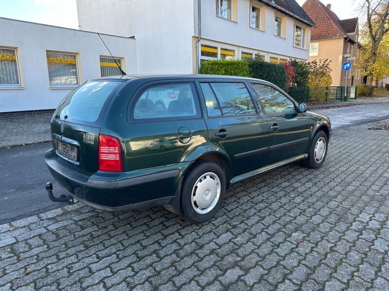 Grün Gebraucht 2000 Skoda Octavia Kombi | 1.350 € (Fairer Preis) - Bild 1/4