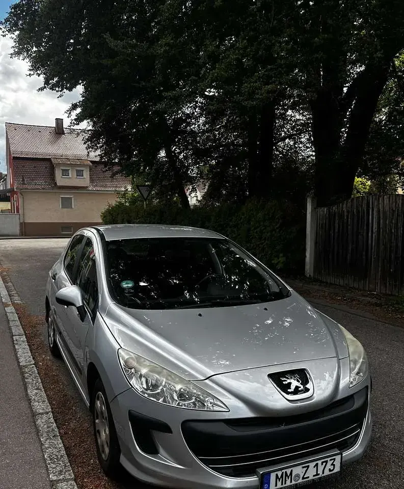 Gebraucht Peugeot 308 Tendance 95 PS (69 kW) 2009 Limousine