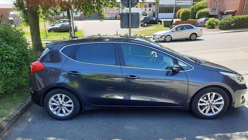 Grau Gebraucht 2017 Kia Ceed Spirit Limousine | 11.890 € (Guter Preis) - Bild 1/4