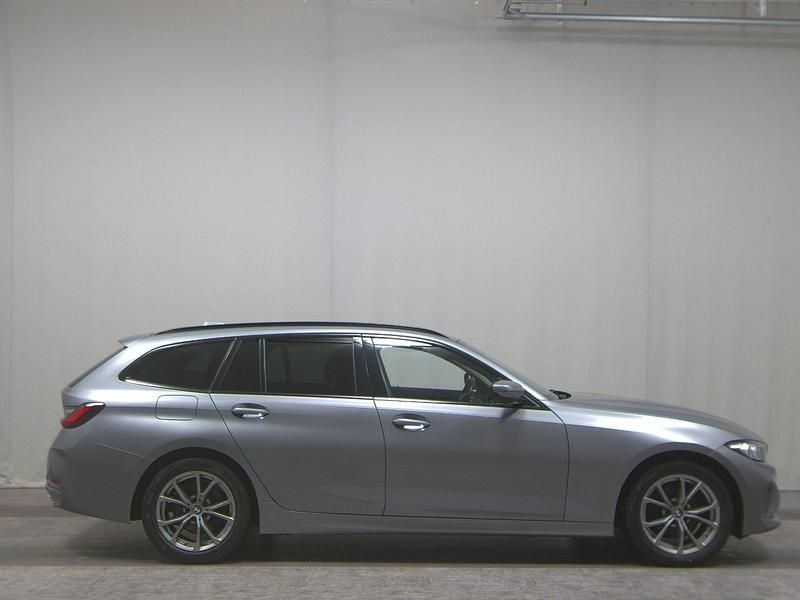 Grau Gebraucht 2023 BMW 318 Shadowline Kombi | 19.379 € (Superpreis) - Bild 1/4
