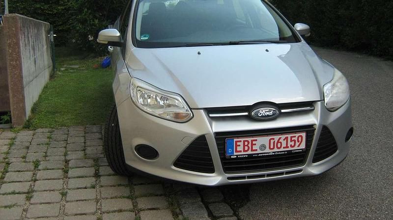 Silber Gebraucht 2011 Ford Focus Trend Kombi | 3.950 € (Guter Preis) - Bild 1/4