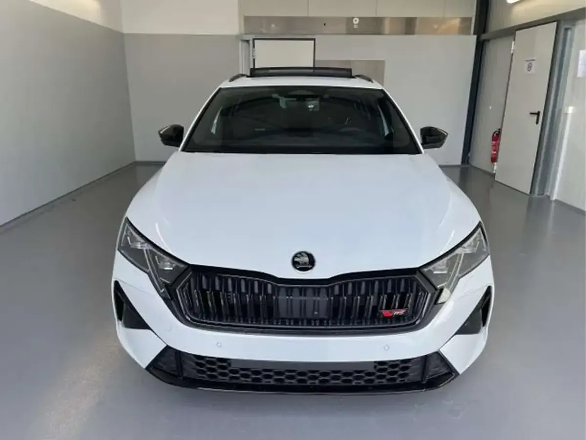 Neu Skoda Octavia RS 265 PS (194 kW) 2026 [2y2y] moon white perleffekt Kombi