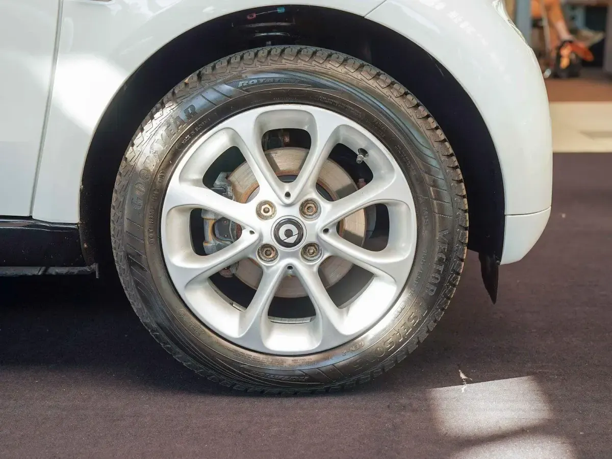 Gebraucht Smart ForTwo Coupé 71 PS (52 kW) 2018 Bodypanels in white Coupé