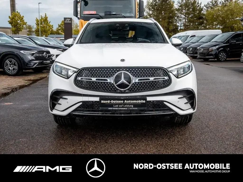 Gebraucht Mercedes GLC300 AMG 269 PS (197 kW) 2025 Polarweiß uni SUV