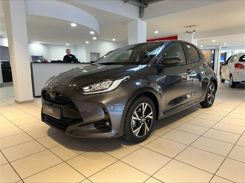 Grau Neu 2024 Toyota Yaris Hybrid Team Limousine | 28.990 € (Teuer) - Bild 1/4