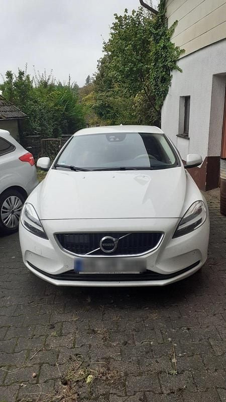 Weiß Gebraucht 2019 Volvo V40 Kombi | 16.000 € (Fairer Preis) - Bild 1/4