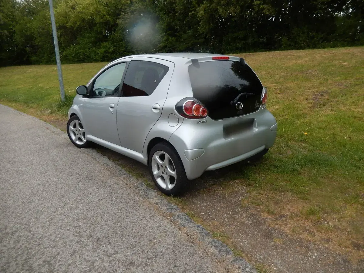 Gebraucht Toyota Aygo 68 PS (50 kW) 2011 Silber Kleinwagen