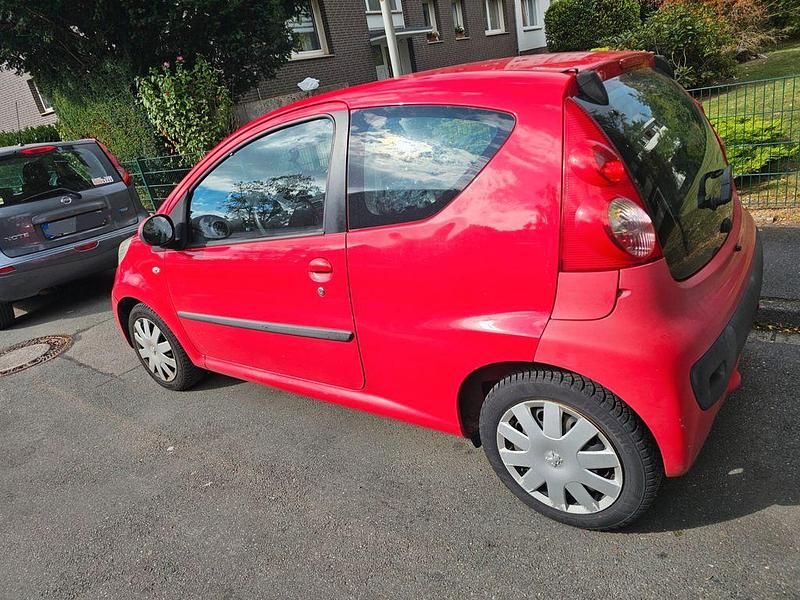 Rot Gebraucht 2006 Peugeot 107 Filou Kleinwagen | 1.850 € (Fairer Preis) - Bild 1/4