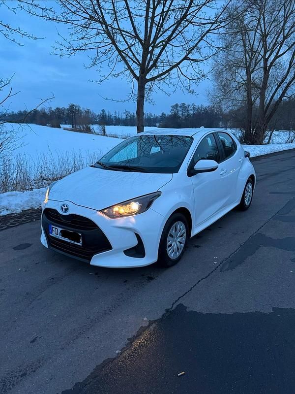 Gebraucht Toyota Yaris Hybrid 116 PS (85 kW) 2022 Weiß Limousine