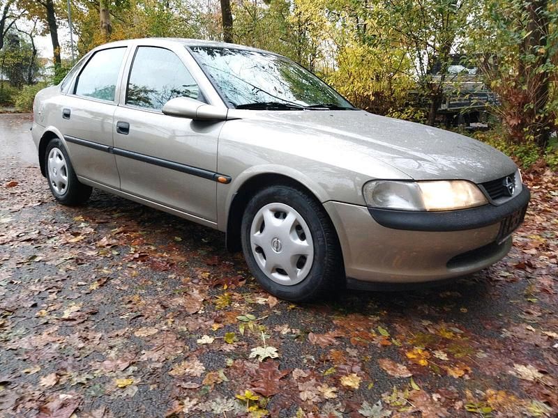 Gold Gebraucht 1998 Opel Vectra Limousine | 2.600 € (Etwas zu teuer) - Bild 1/4