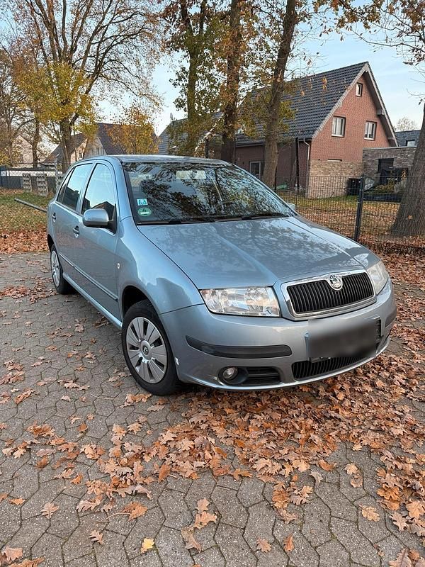 Grau Gebraucht 2006 Skoda Fabia Limousine | 2.990 € (Etwas zu teuer) - Bild 1/4