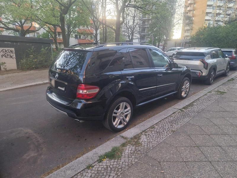 Second-hand Mercedes ML280 190 CP (139 kW) 2007 Negru SUV