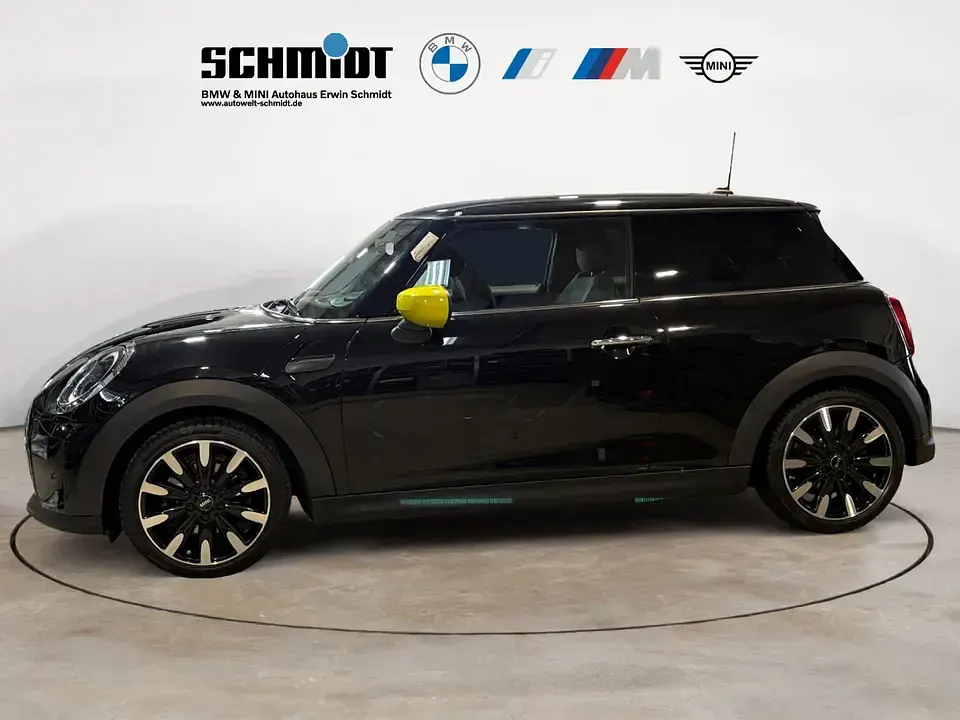 Käytetty Mini Cooper Classic 136 HP (100 kW) 2022 Musta Viistoperä