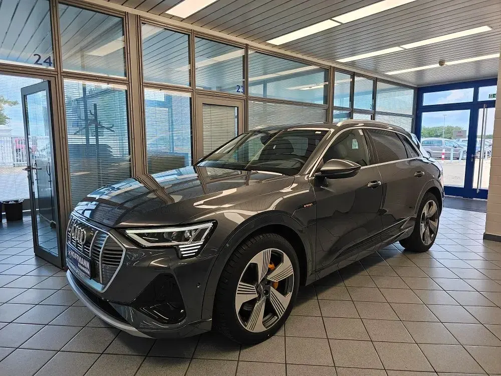 Gebraucht Audi e-tron Comfort 300 kW (408 PS) 2023 Daytonagrauperleff (metallic) SUV
