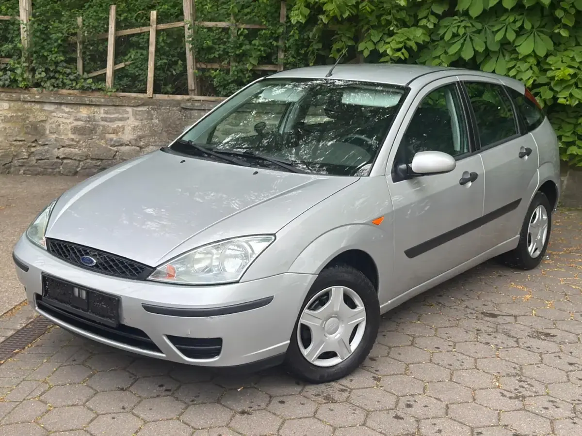 Usado Ford Focus 100 CV (73 kW) 2003 Plateado Berlina