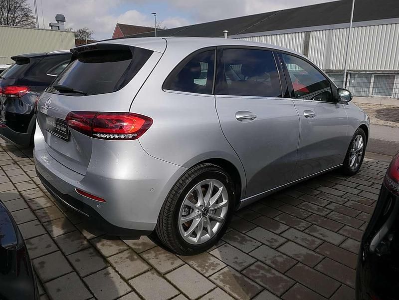 Gebraucht Mercedes B220 Style 190 PS (139 kW) 2022 Iridiumsilber Van / Kleinbus