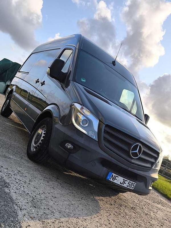 Grau Gebraucht 2017 Mercedes Sprinter Van | 36.000 € - Bild 1/4