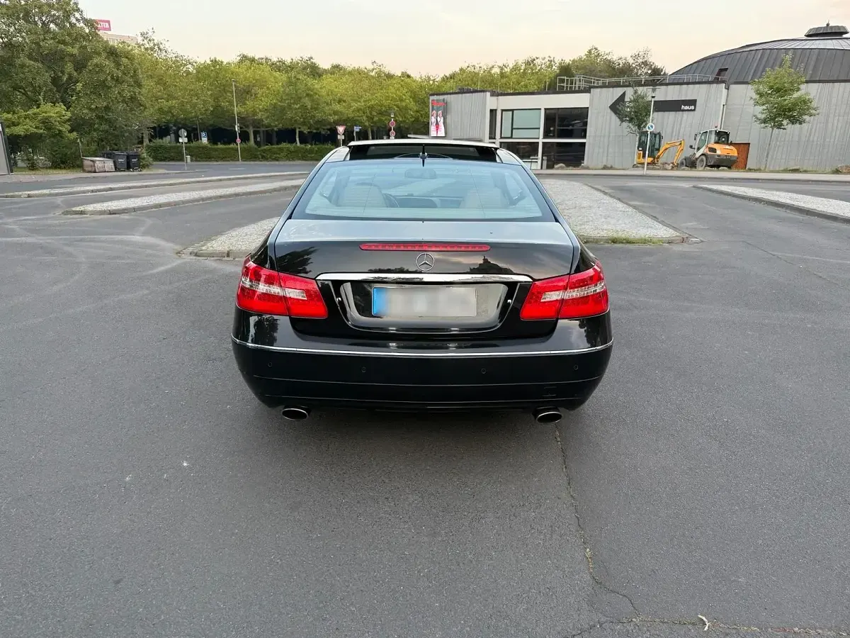 Gebraucht Mercedes E350 292 PS (214 kW) 2009 Schwarz Coupé